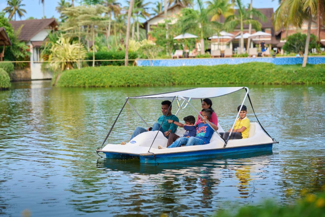 Gokulam Grand Resort & Spa, Кумараком Экстерьер фото